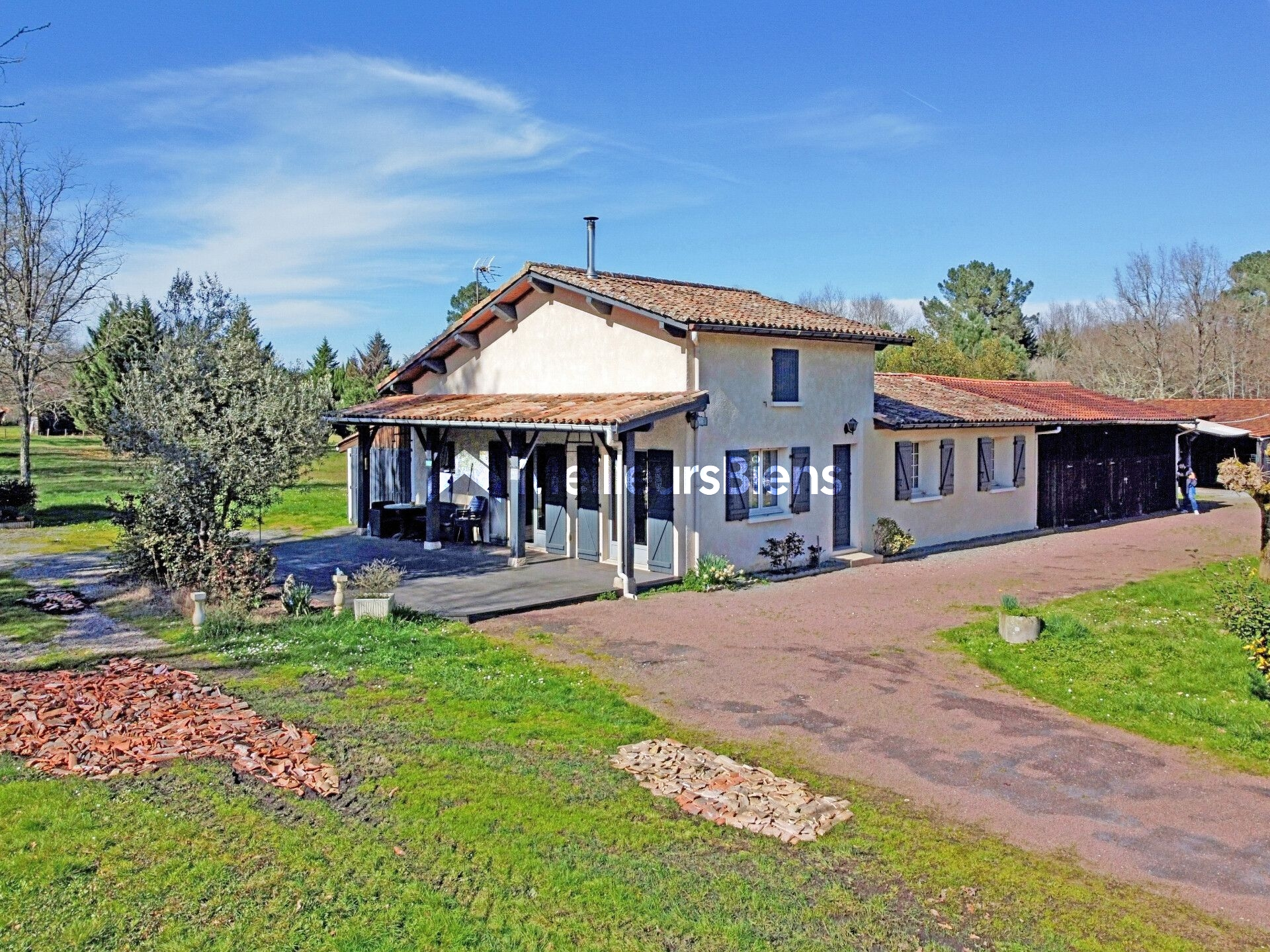 Maison + dépendances sur 7200m² 2 chambres