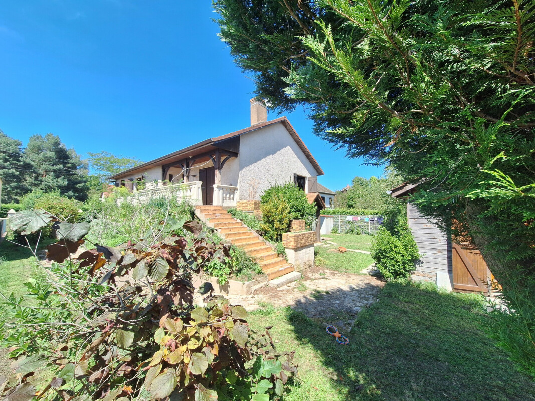 Maison individuelle à vendre à Collonges-et-Premières (21110) Cette maison de 8 pièces, dont 5 chambres. Idéale pour les familles,